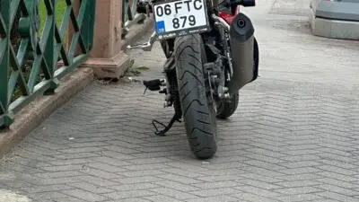 06 FTC 879 plaka sayılı araç, yayalara söver gibi kaldırıma