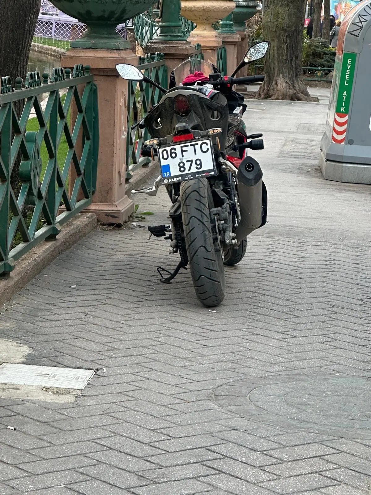 06 FTC 879 plaka sayılı araç, yayalara söver gibi kaldırıma