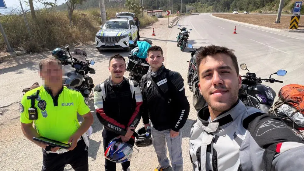 Eskişehir’de ceza yazıp motosikletini bağlayan polisle Antalya çevirmesinde karşılaştı, ortaya