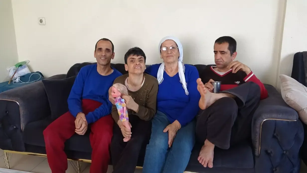 Hatay’da yaşayan Edibe Koçak, akraba evliliğinden dolayı engelli doğan 3
