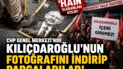 Ankara’daki CHP Genel Merkezi önünde toplanan partililer, Kemal Kılıçdaroğlu’nun asılı