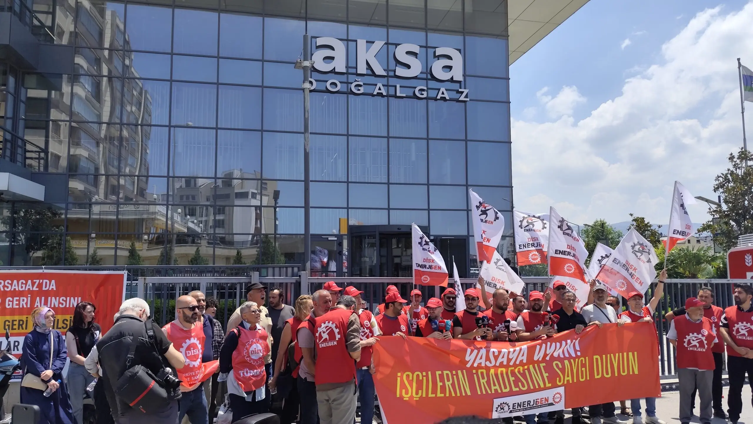 Bursa’da faaliyet gösteren Aksa Doğalgaz’a bağlı Bursagaz’da çalışan işçiler ile